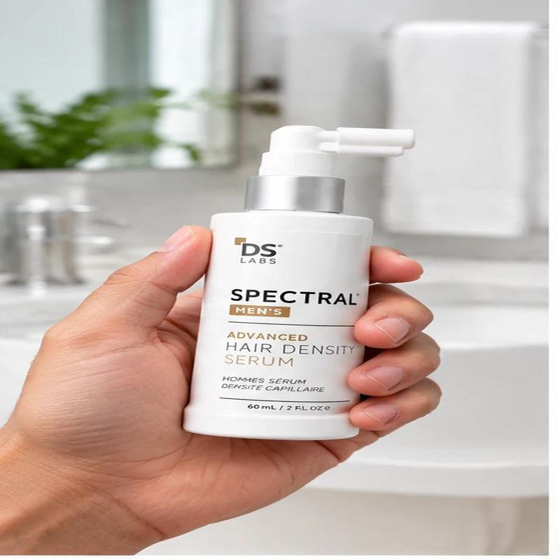 Spectral MEN’S sostenido con una mano en un baño moderno.
